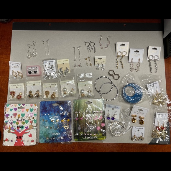 (Sold) 68 pairs of earrings most of them new - Picture 3 of 6